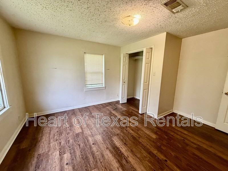 1009 Victoria St - Photo 7 of 14