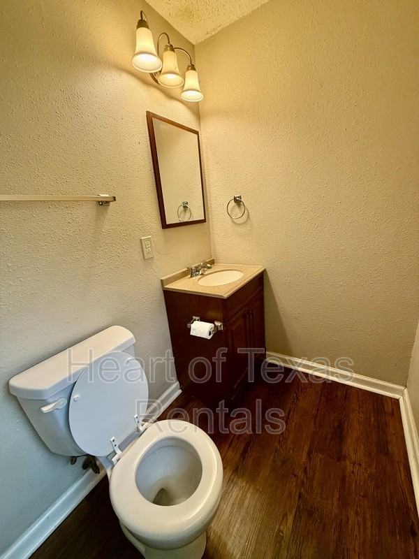 1009 Victoria St - Photo 7 of 14