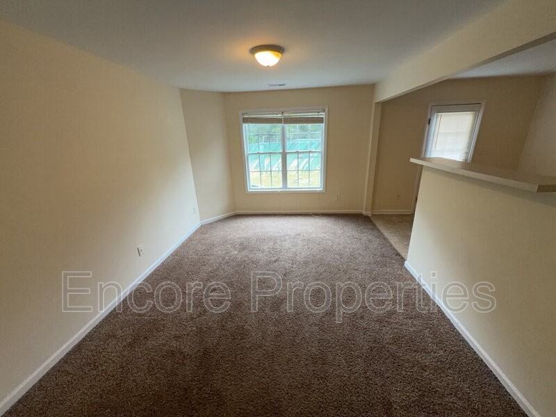 448 Anna St - Photo 4 of 15