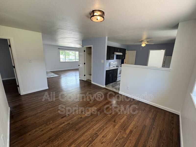1235 Shasta Dr - Photo 4 of 31