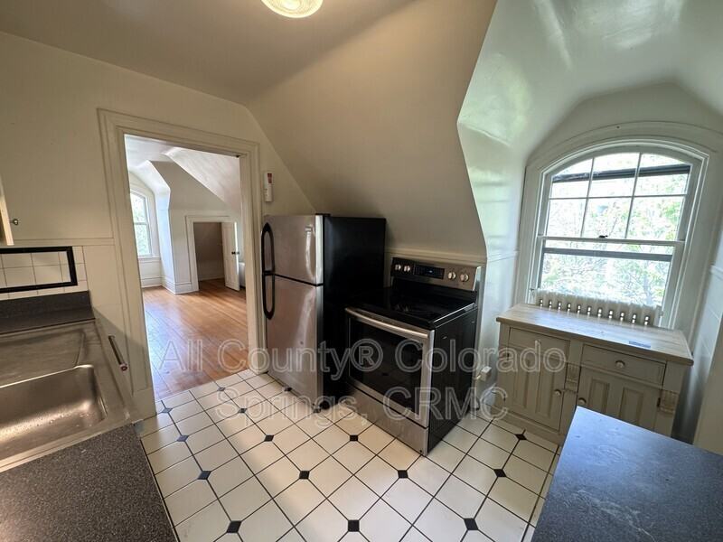 1238 Wood Ave #5 - Photo 4 of 28