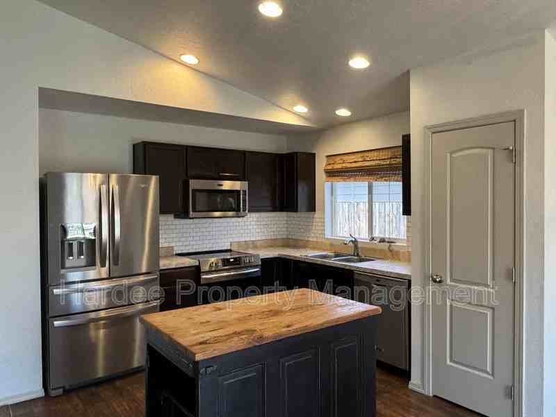 8228 W Snohomish St - Photo 2 of 22