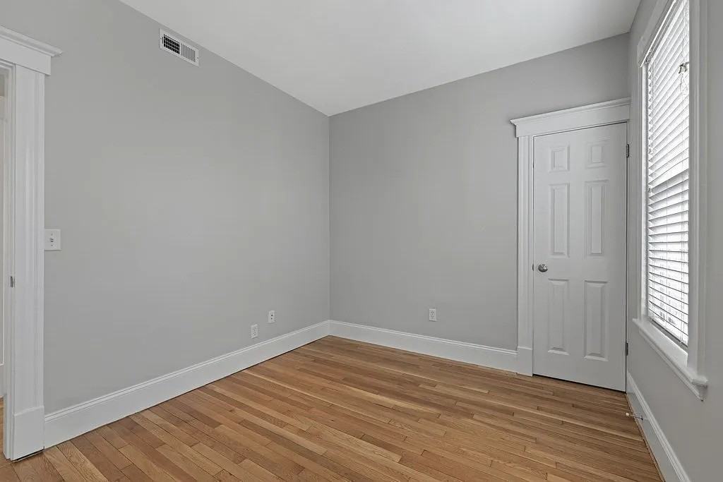 633 E 7th St - Photo 2 of 8