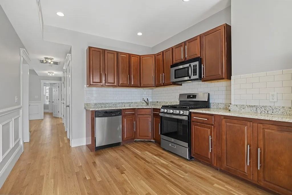 633 E 7th St - Photo 4 of 8