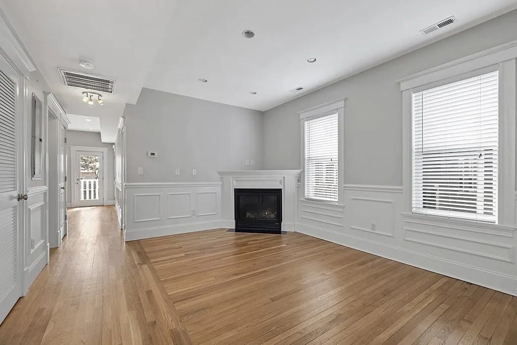 633 E 7th St - Photo 5 of 8