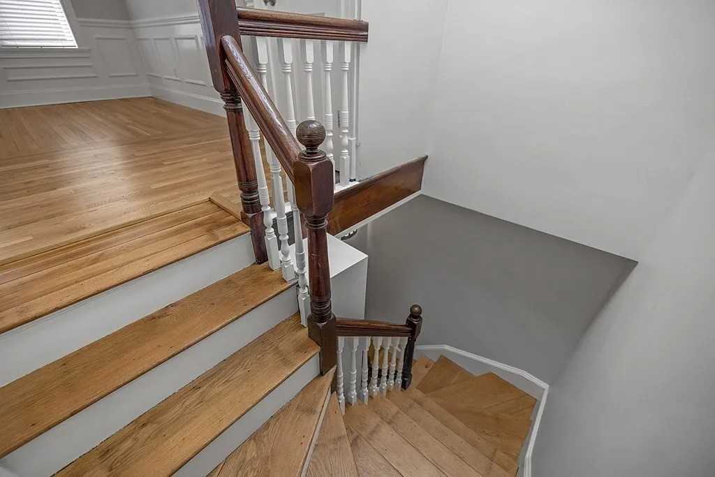 633 E 7th St - Photo 7 of 8
