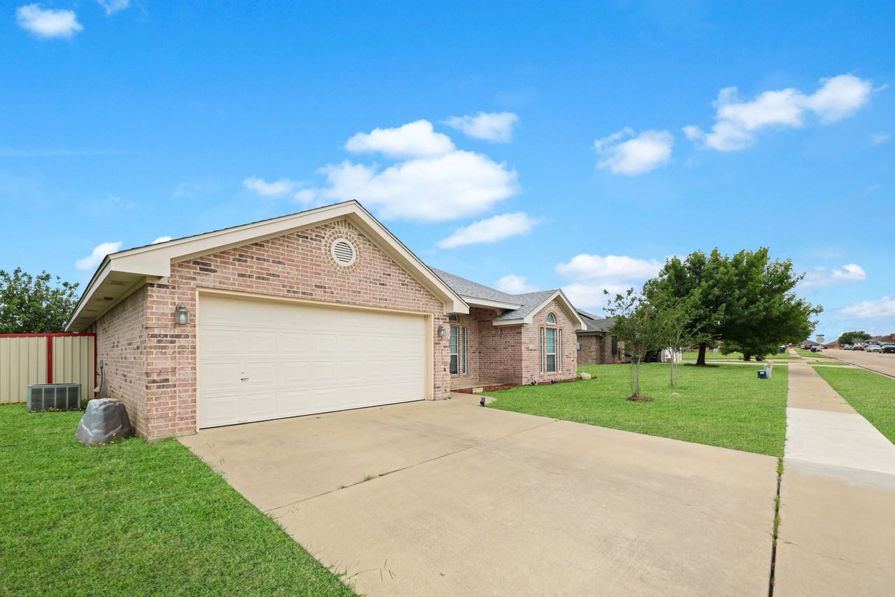 2806 Hydrangea Ave - Photo 2 of 25