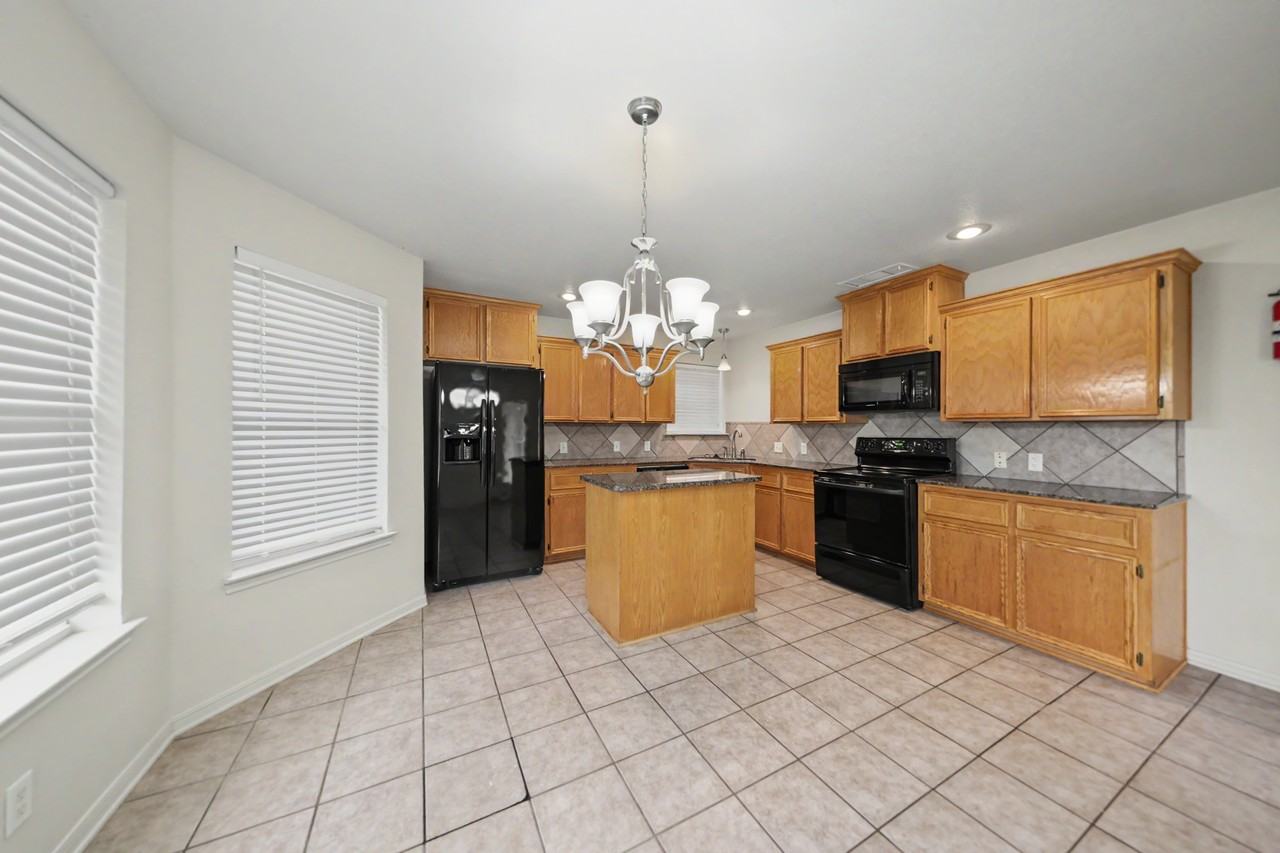 2806 Hydrangea Ave - Photo 4 of 25