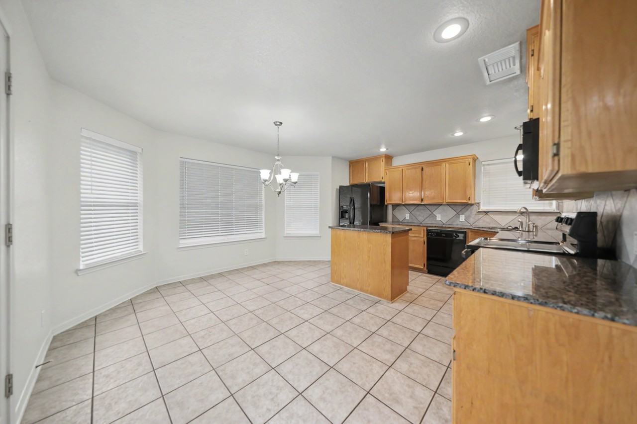 2806 Hydrangea Ave - Photo 5 of 25