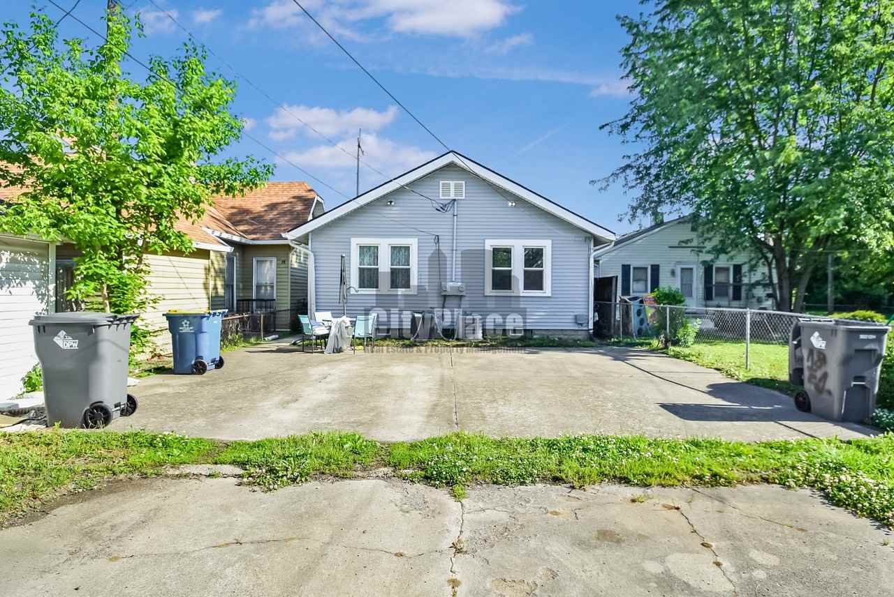 1821 Lambert St - Photo 5 of 20