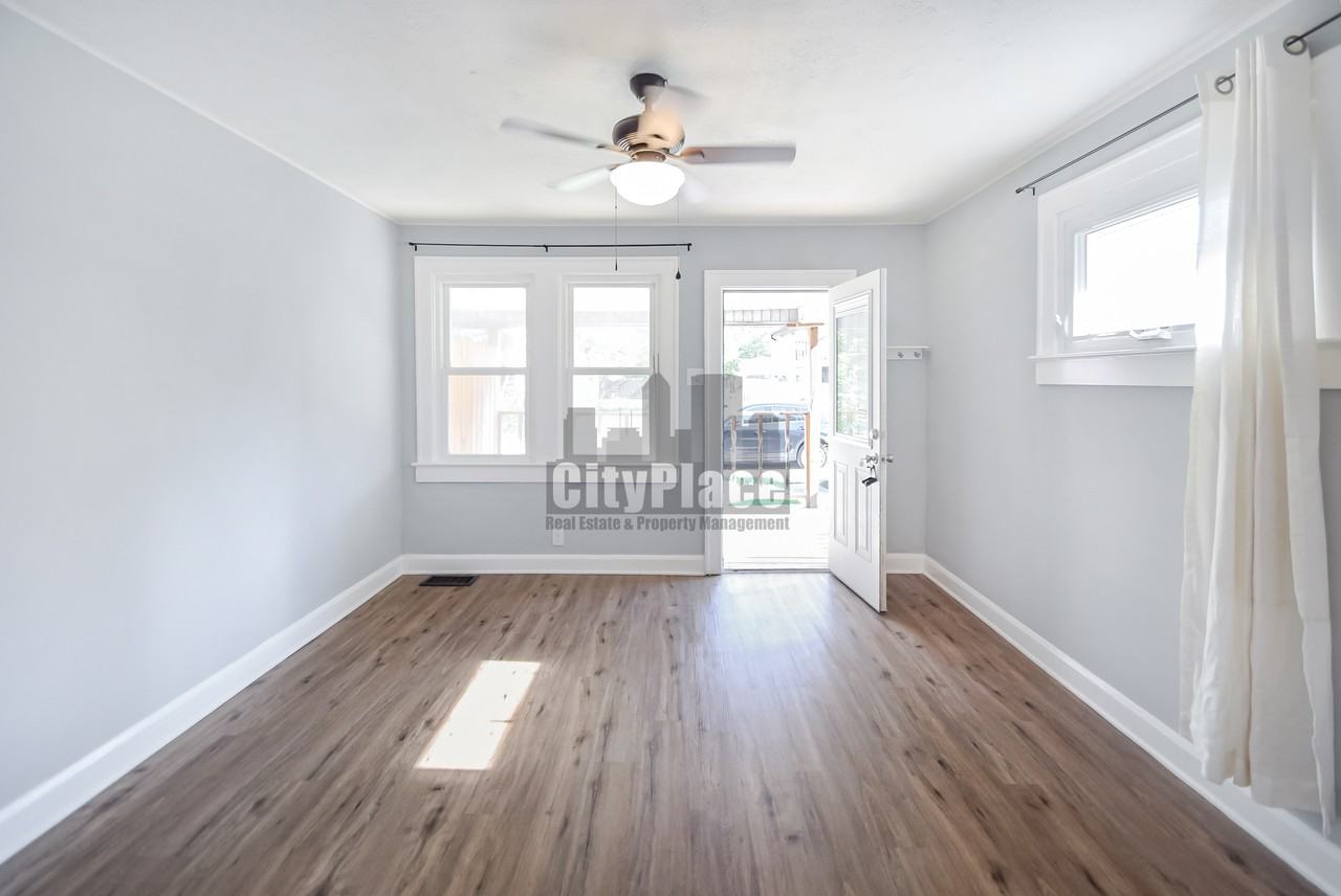 1821 Lambert St - Photo 6 of 20