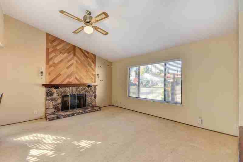 1950 Klamath River Dr - Photo 4 of 32