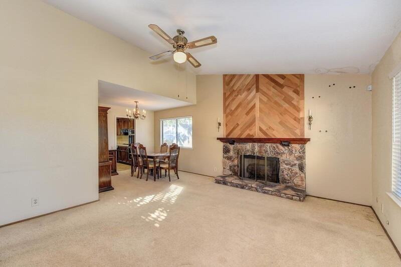 1950 Klamath River Dr - Photo 5 of 32
