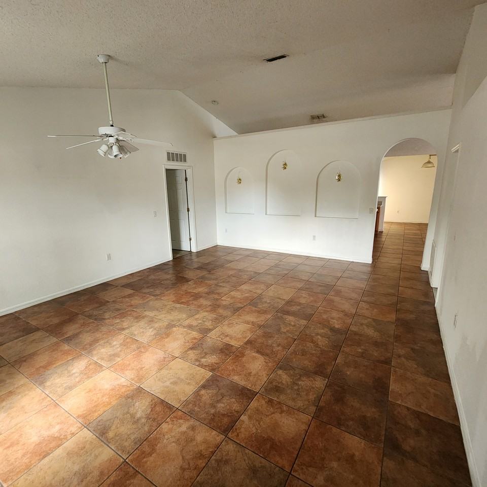 3197 Harrow Rd - Photo 3 of 14