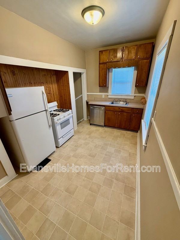 1502 E Sycamore St - Photo 5 of 9