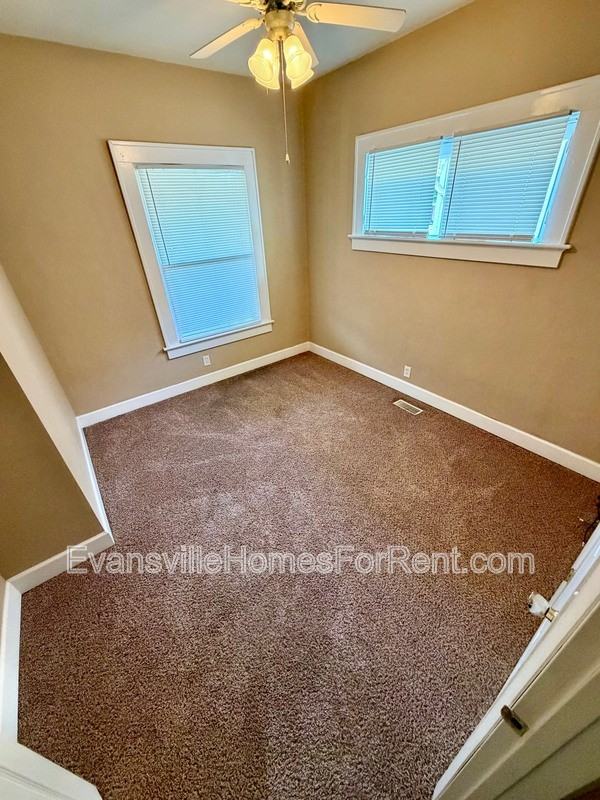 1502 E Sycamore St - Photo 6 of 9