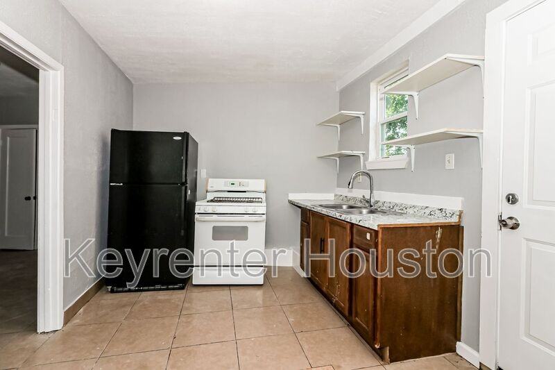 4610 Schroeder St #2 - Photo 5 of 10