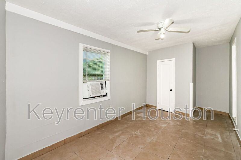 4610 Schroeder St #2 - Photo 6 of 10