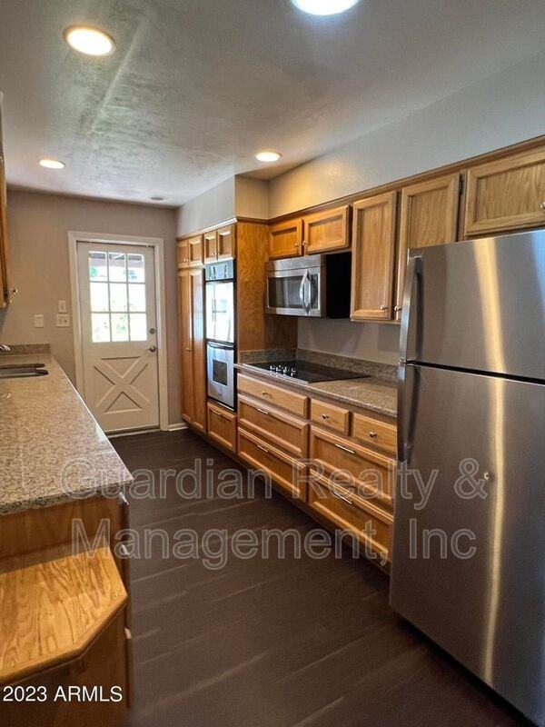 8121 N 16th Dr - Photo 3 of 21