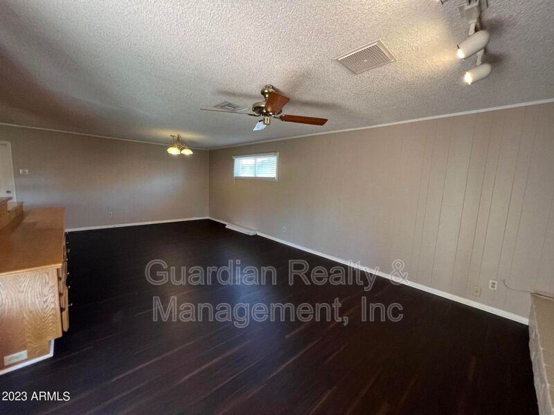 8121 N 16th Dr - Photo 5 of 21
