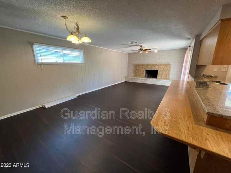 8121 N 16th Dr - Photo 6 of 21