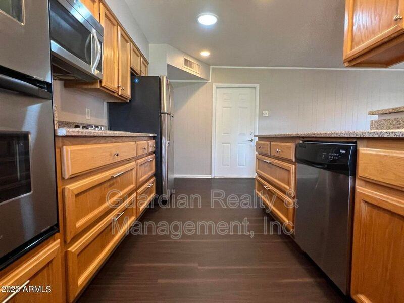 8121 N 16th Dr - Photo 7 of 21