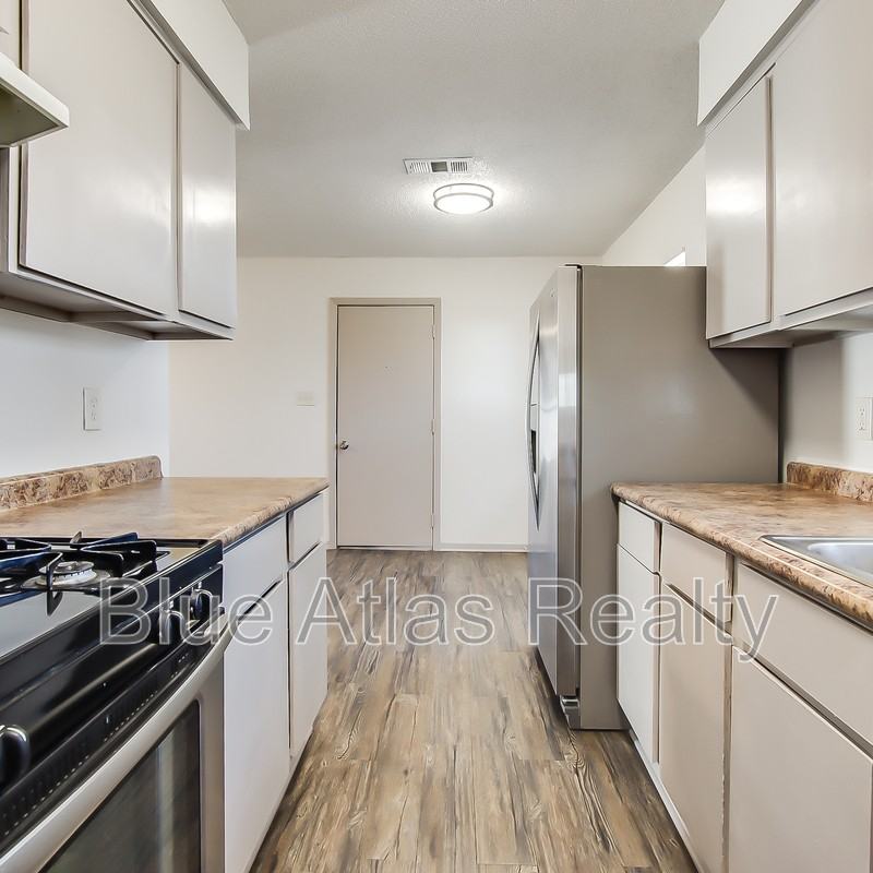 702 Catherine Ln - Photo 6 of 25