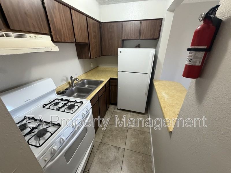 433 Louisiana Blvd Se #10 - Photo 3 of 5