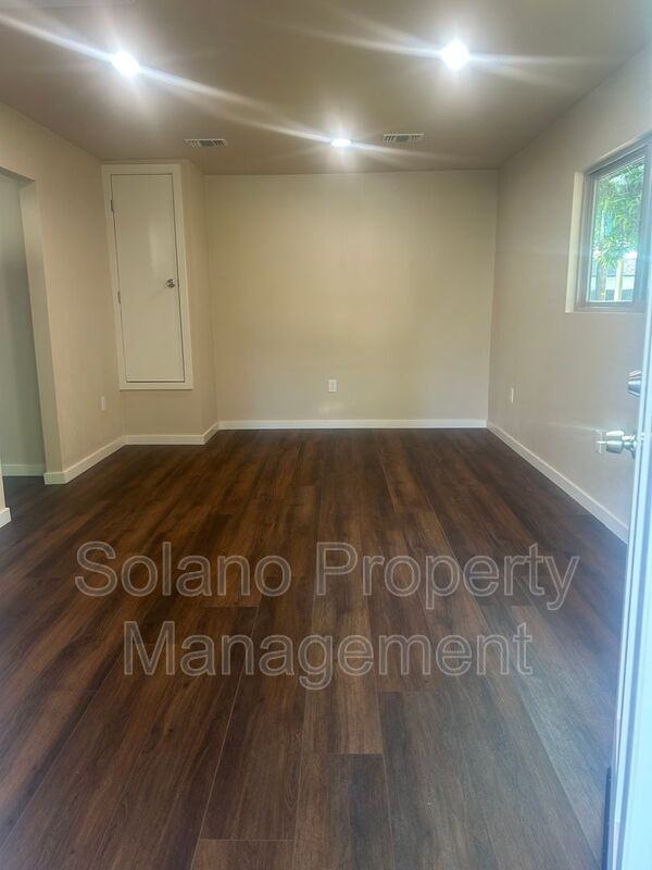 415 4th St #B - Photo 2 of 10