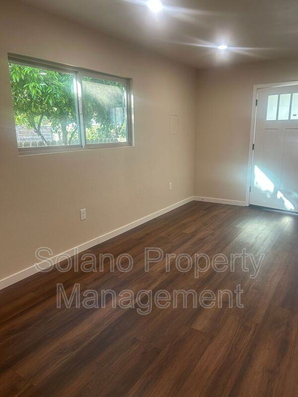 415 4th St #B - Photo 3 of 10
