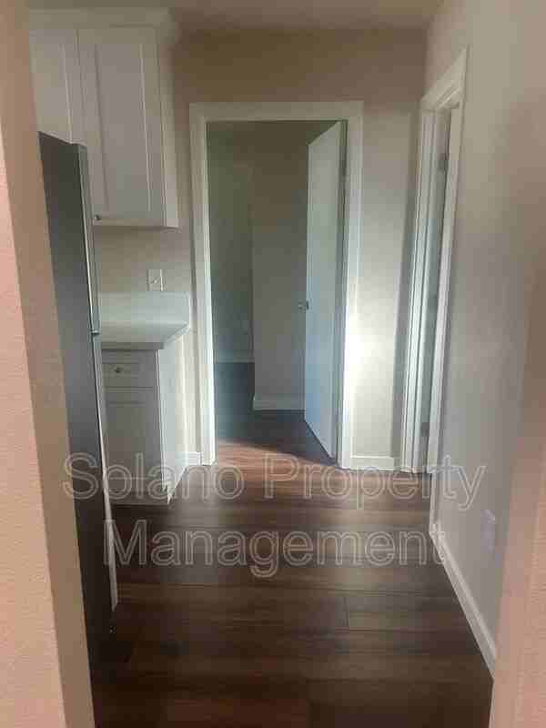 415 4th St #B - Photo 4 of 10