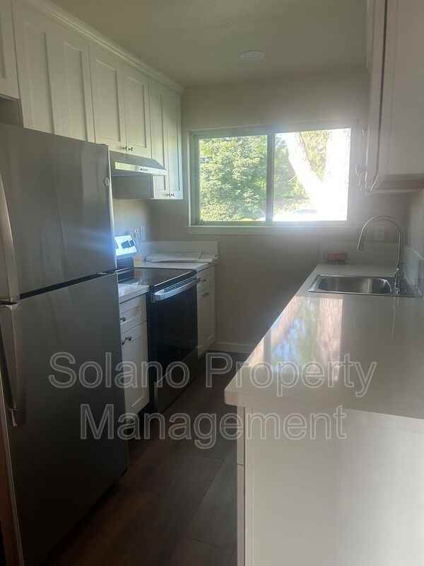 415 4th St #B - Photo 5 of 10