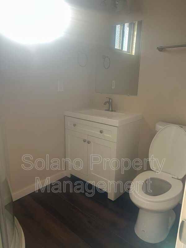 415 4th St #B - Photo 6 of 10