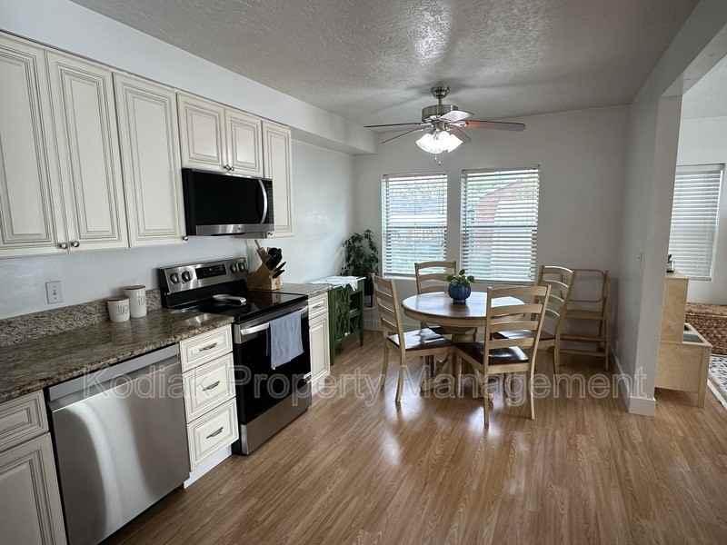 897 Orchard Ave - Photo 4 of 21