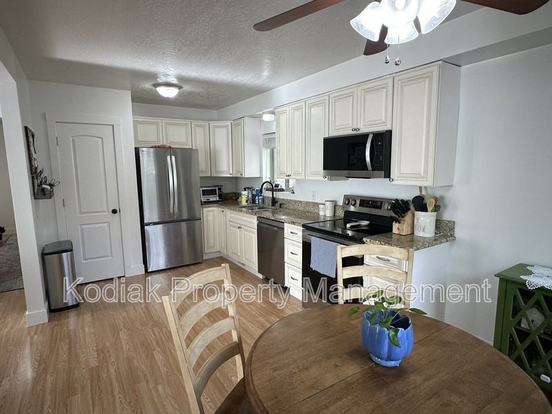 897 Orchard Ave - Photo 5 of 21