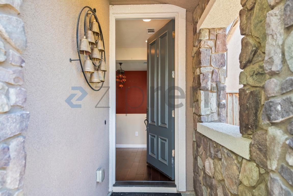 5013 Queensbury Way - Photo 4 of 32