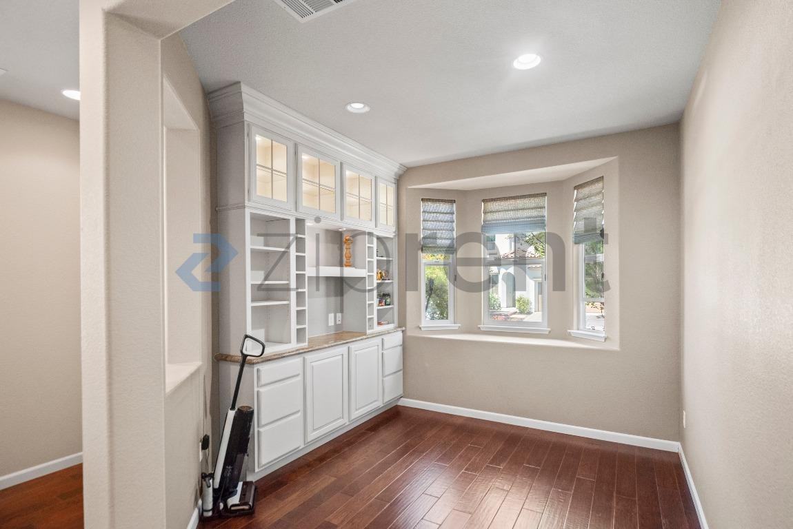 5013 Queensbury Way - Photo 5 of 32