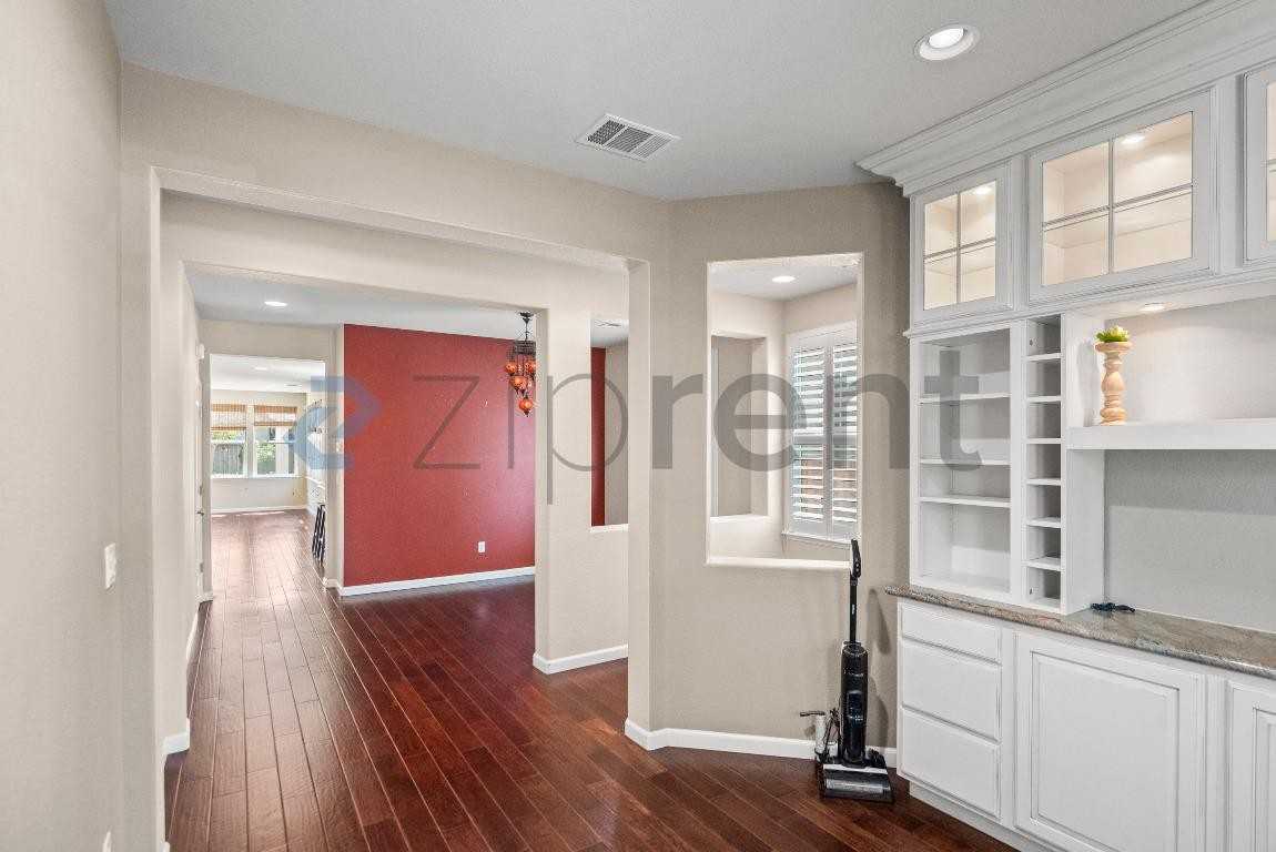 5013 Queensbury Way - Photo 6 of 32