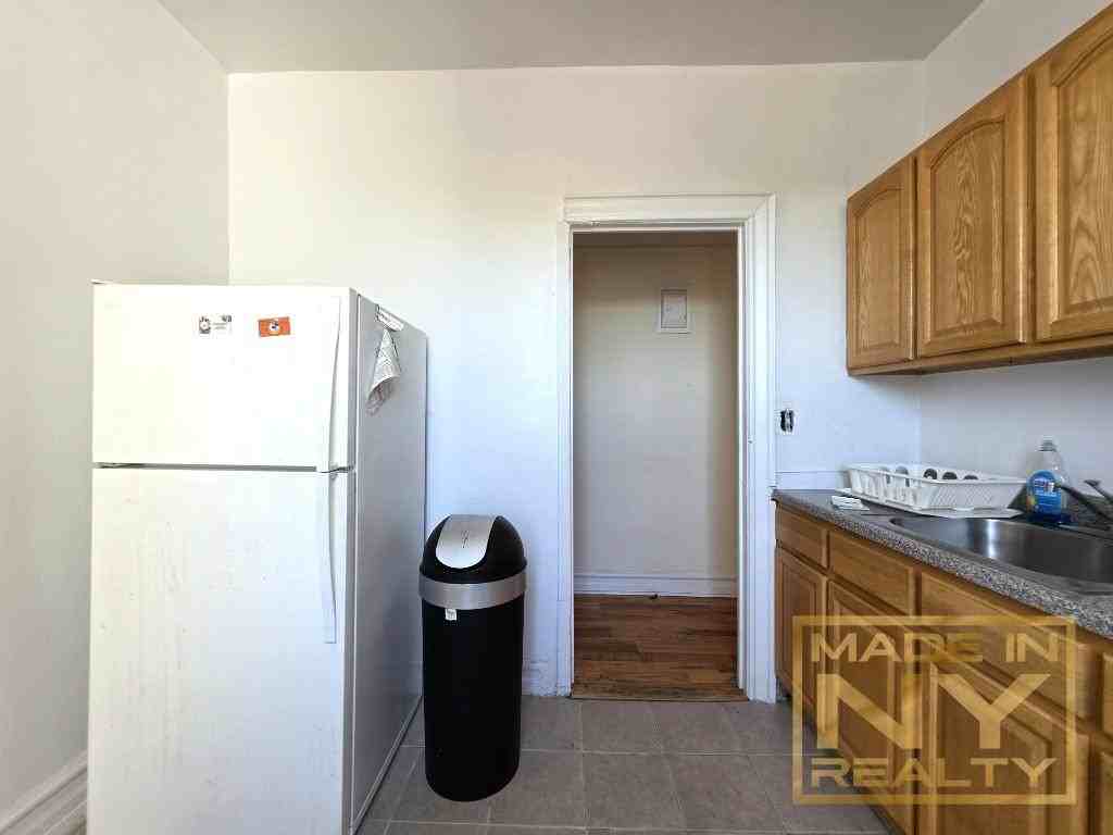 12106 109th Ave #D9 - Photo 2 of 7