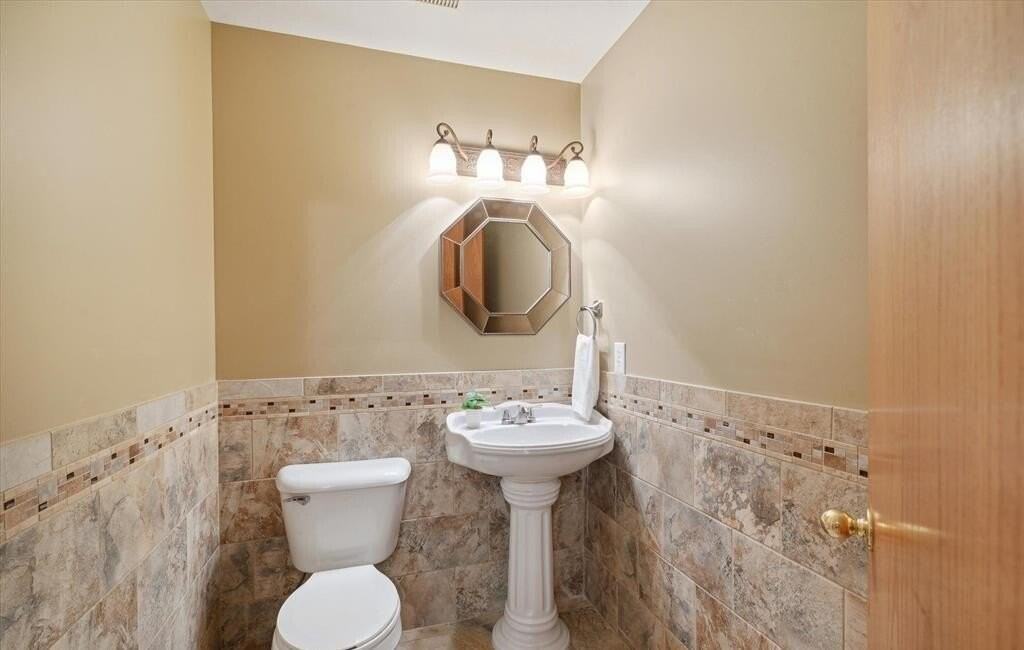 1827 Preserve Blvd - Photo 2 of 15