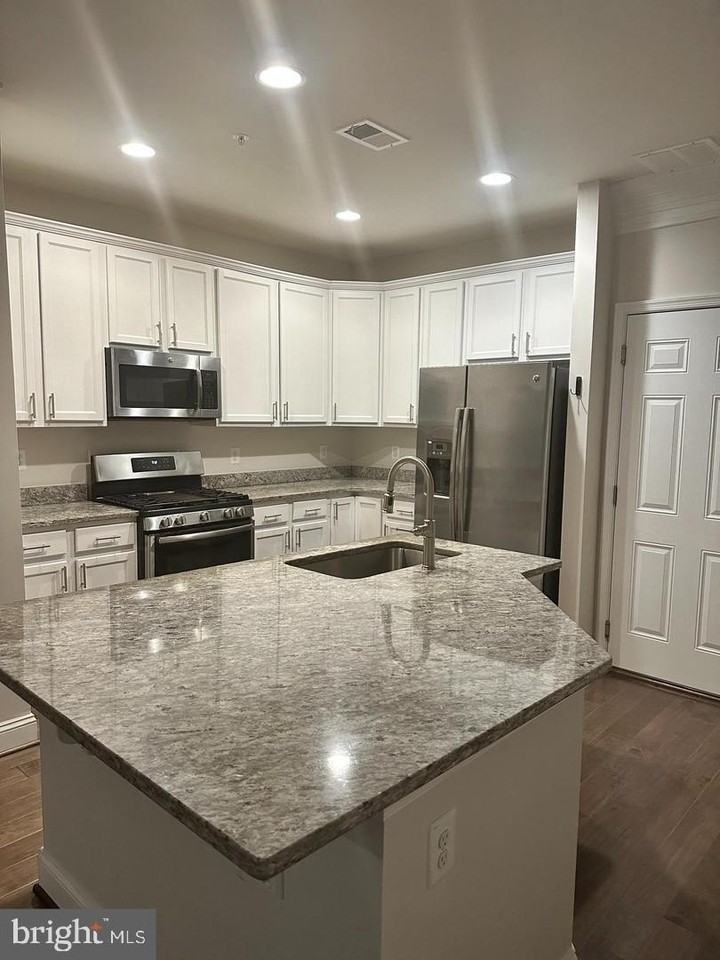 1707 Fieldstone Ct - Photo 2 of 6