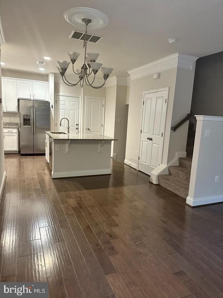 1707 Fieldstone Ct - Photo 3 of 6