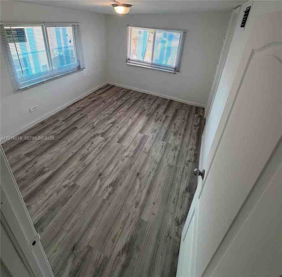 151 Nw 17th Pl #3 - Photo 5 of 12