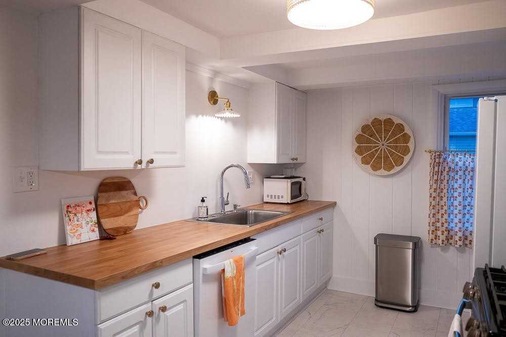 610 Ocean Rd - Photo 6 of 17