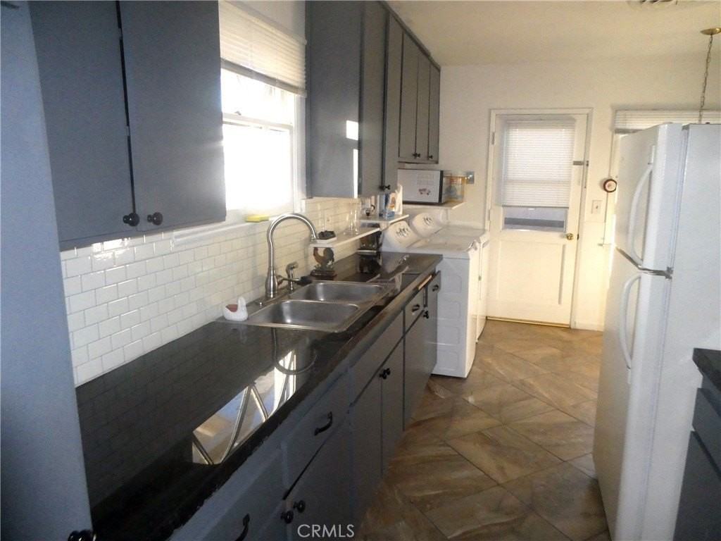 8208 Kentland Ave - Photo 4 of 25