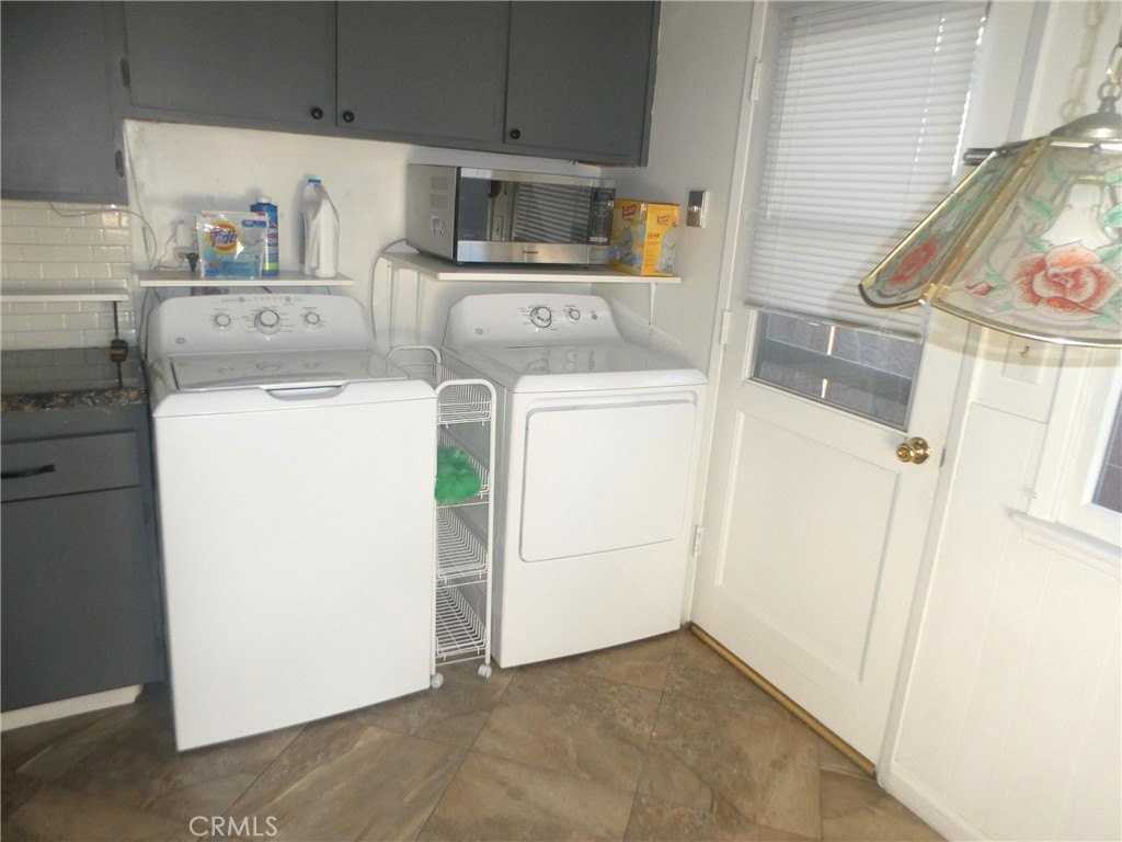 8208 Kentland Ave - Photo 5 of 25