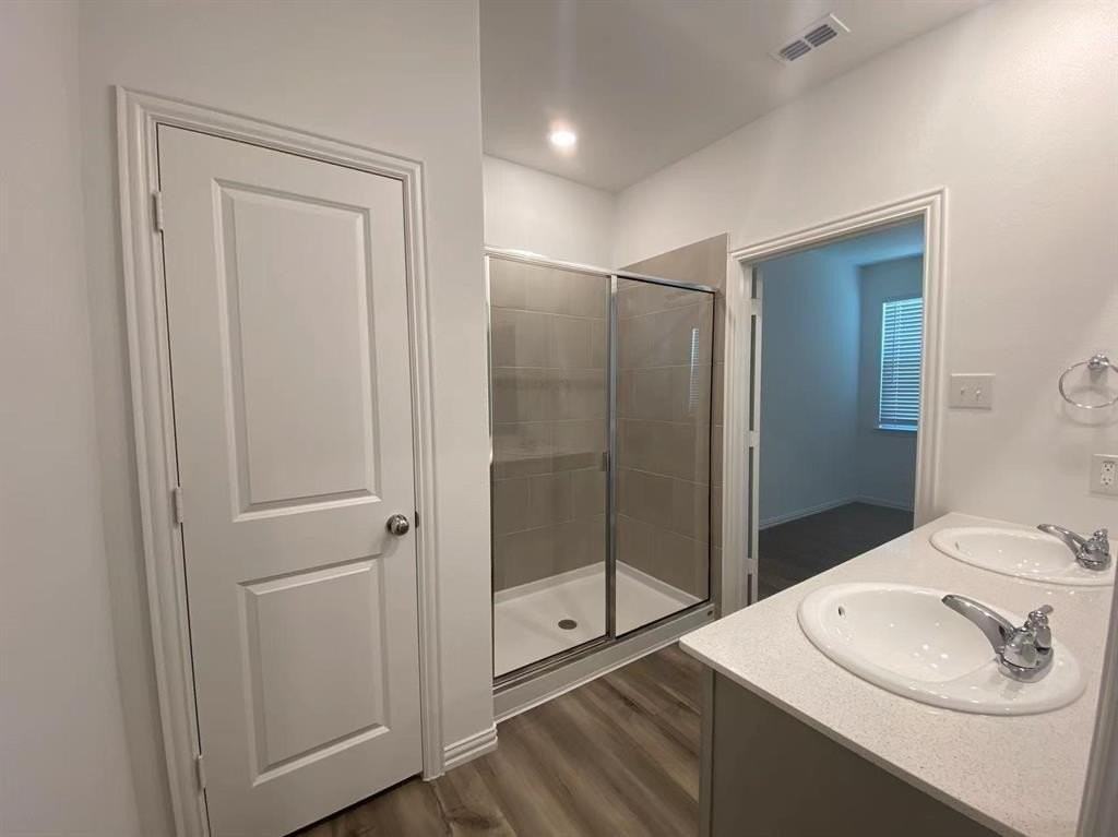 5452 Montrose Dr - Photo 4 of 16