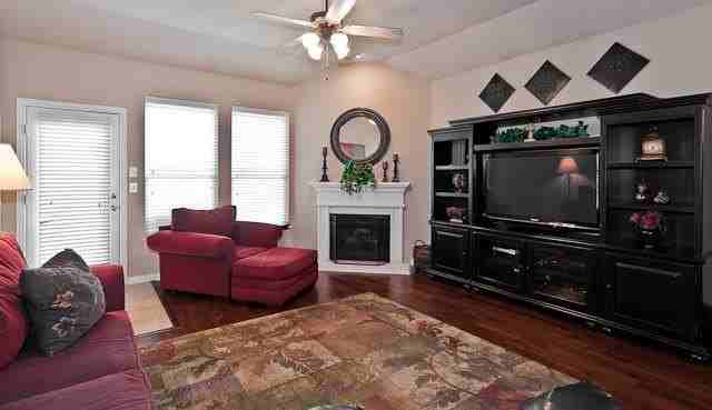 10137 Sanden Dr - Photo 5 of 23