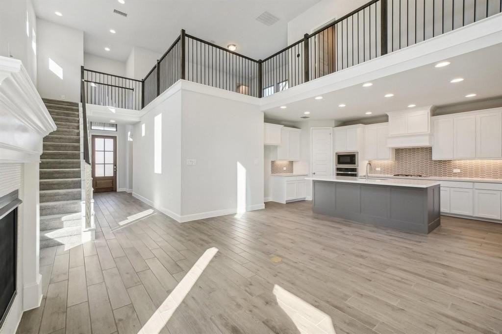 1628 Victoria Pl - Photo 4 of 38