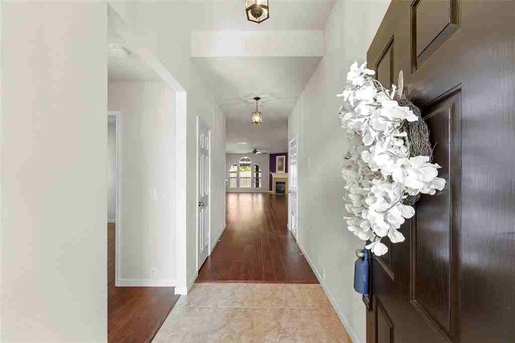2608 Travis Dr - Photo 3 of 34